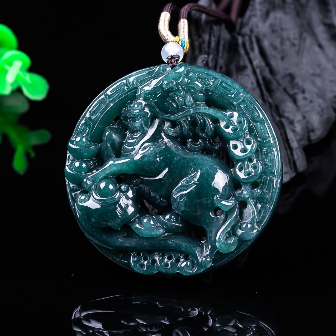 Women Accessories To Gift - Pendant z jadeitu birmańskiego w kształcie