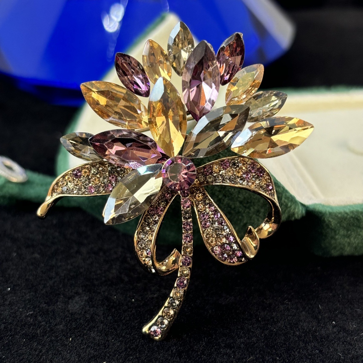 Women Accessories Bouquet - Eleganckie, kolorowe broszki z kryształkami i